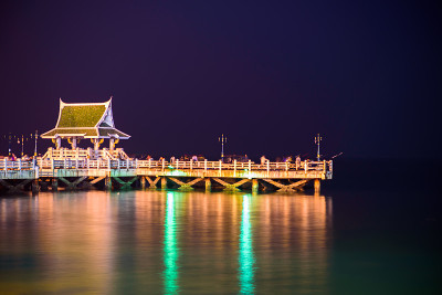 夜间码头，桥上