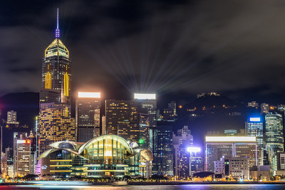 从维多利亚港眺望香港夜景