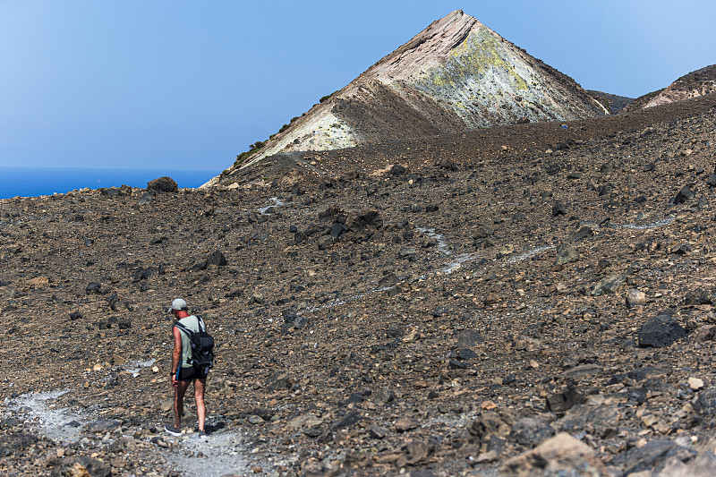在火山岛上徒步旅行
