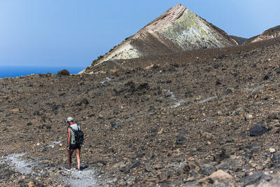 在火山岛上徒步旅行