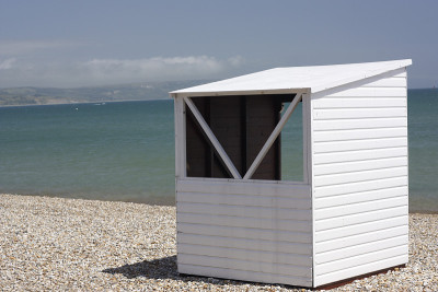 一个阳光明媚的夏日，白色的海滩小屋。