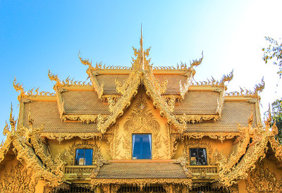 公金庙以蓝天为背景