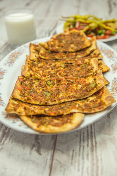 面包加肉土耳其披萨-土耳其传统食品