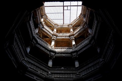 Adalaj stewell是印度古吉拉特邦艾哈迈达巴德附近的Adalaj村的一座印度教建筑。