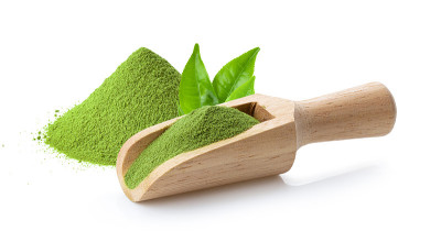 抹茶绿茶粉在木勺和叶上白色
