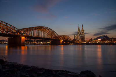 科隆城市夜景，展示了著名的大教堂和Hohenzollernbrücke