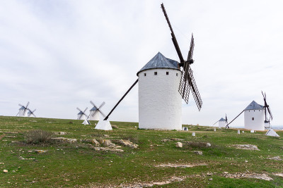 坎波·德克里普塔纳(Campo de Criptana)小镇上方的拉曼查(La Mancha)历史悠