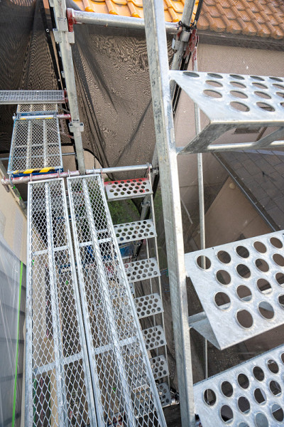 外墙粉刷工作。搭建脚手架，翻新房屋建筑。