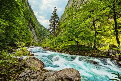 阿布哈兹的风景有高加索山脉和河流