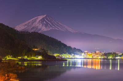 日本山梨县，富士山和川口湖的夜景。