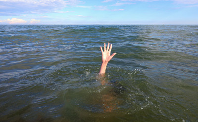 在大海中快要淹死的遇险的人