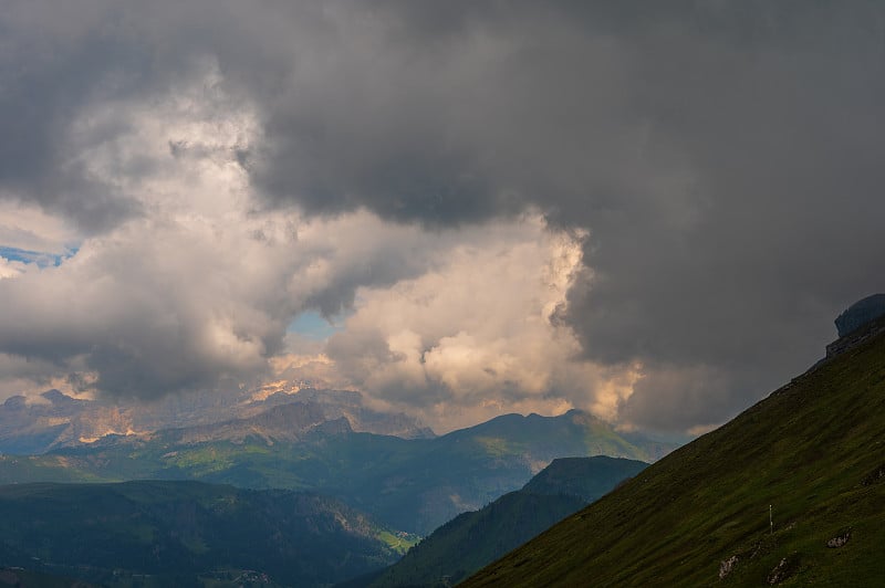 沿Viel dal Pan小径的山区景观，Dolomites, Val di Fassa，意大利