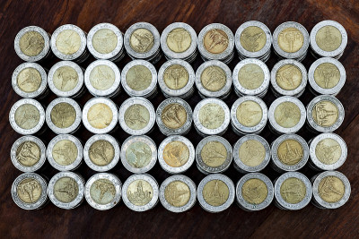 大量堆放硬币的木桌背景纹理，金钱为商业规划投资和节约的概念