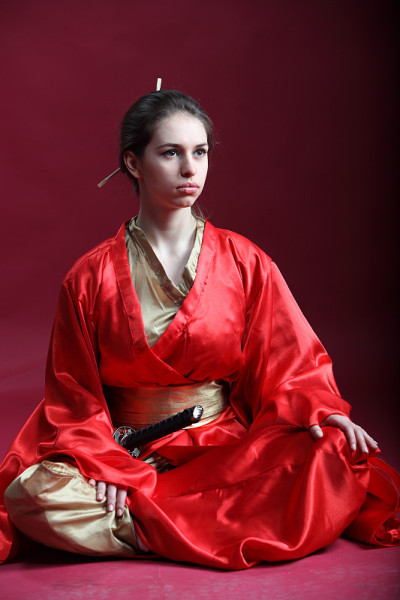 穿着和服和武士刀的女孩