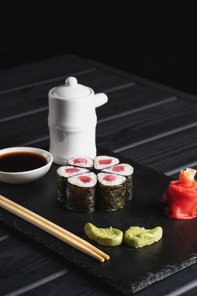 日本的菜单。寿司卷在黑色的背景上。