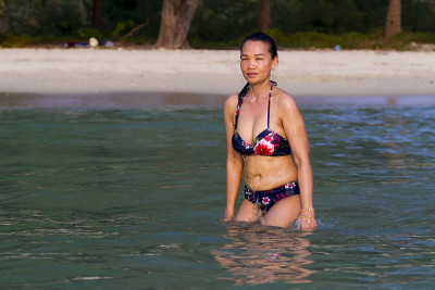 水里的女人在海滩上穿着比基尼很漂亮