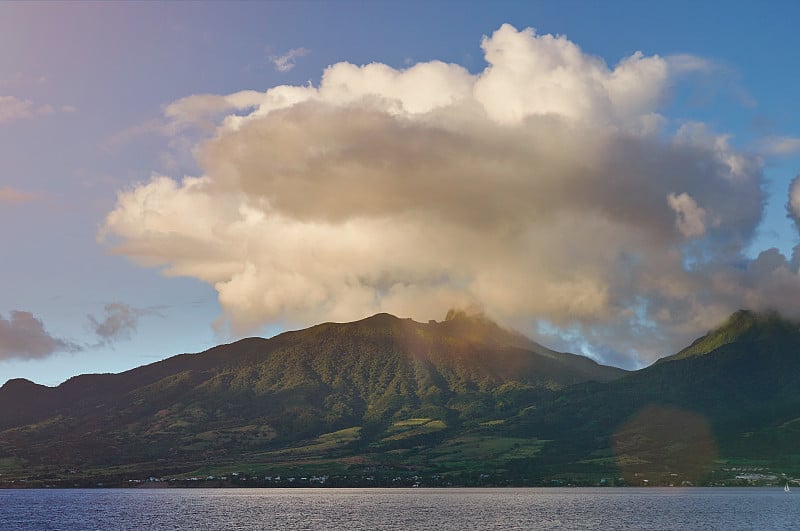 加勒比海岛上的火山