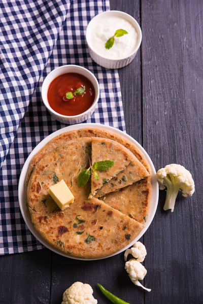 戈壁paratha或菜花paratha