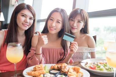 女人在餐厅用餐