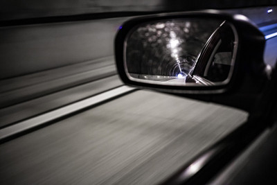 高速公路上左后视镜车
