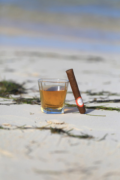 在海滩上喝朗姆酒抽雪茄
