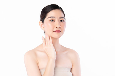 美丽的年轻亚洲女人与干净的新鲜的皮肤在白色的背景，面部护理，面部治疗，美容，美容和水疗，亚洲妇女肖像