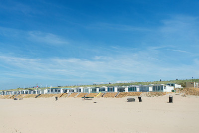 荷兰赞德沃特的海滩小屋。桑迪的海岸线