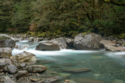 在旷野的哈斯特关口流淌的河流