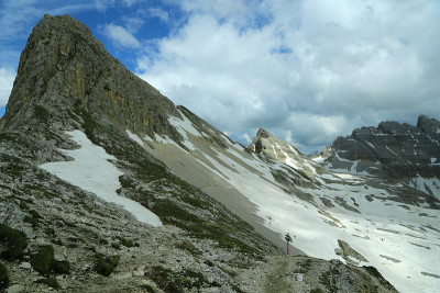 后山群与峰，半被雪覆盖