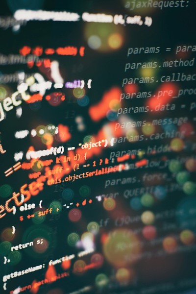 HTML5在网站开发编辑器。网站HTML代码在笔记本电脑上显示特写照片。