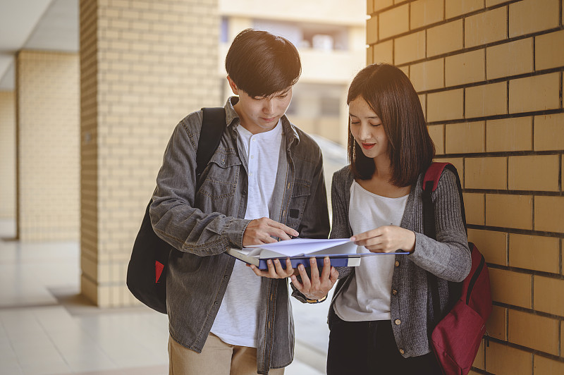 教育，学习，学生，校园，大学，生活理念。两个学生正在讨论大学里的备考、演讲、学习、备考学习。