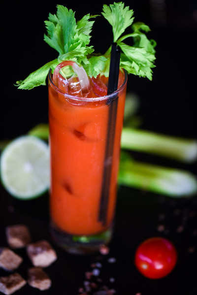 血腥玛丽鸡尾酒配新鲜蕃茄汁，盐和胡椒