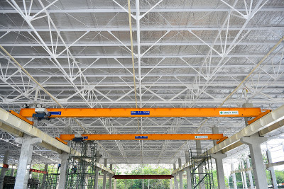 Factory overhead girder crane installed under the 
