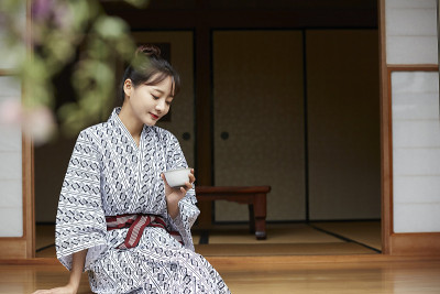一个年轻的亚洲女人正在日本传统旅馆放松