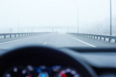 汽车观空雾蒙蒙的道路与安全围栏