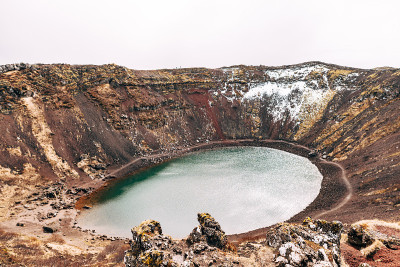 克里德湖是一个火山口湖或火山湖，在冰岛的火山火山口。不寻常的红土，类似于火星的景观。