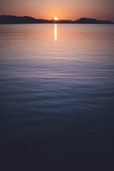佐贺县白津市洋步子海面上的夕阳和日落。