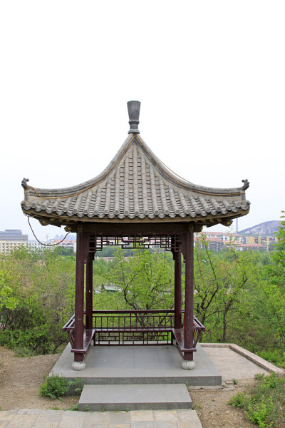 2014年5月10日，中国河北省唐山市凤凰山公园中式传统亭子