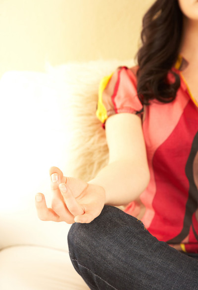 一个年轻女子坐在莲花位置的细节视图