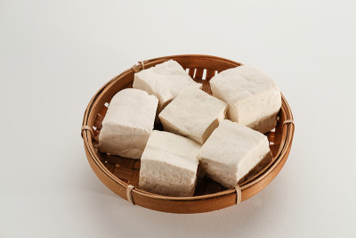 豆腐，一种由发酵的大豆提取物制成的原料食品。