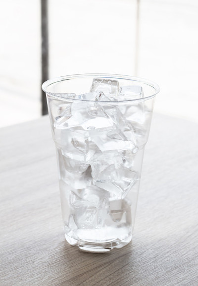 用冰块把杯子清空