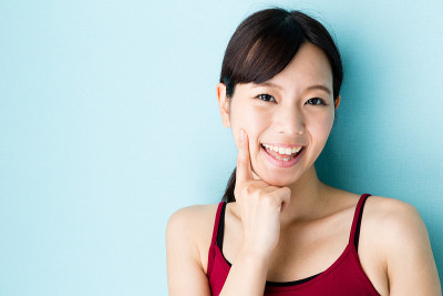 迷人的亚洲女人美丽的形象孤立在蓝色的背景