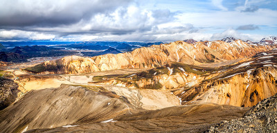 在冰岛的兰曼纳劳格，蓝天下巨大的橘山全景