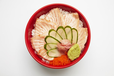 白底烤鲑鱼顿饭。