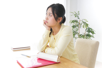 年轻女子在家学习