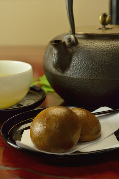 桌上的一杯日本茶和日本糖果