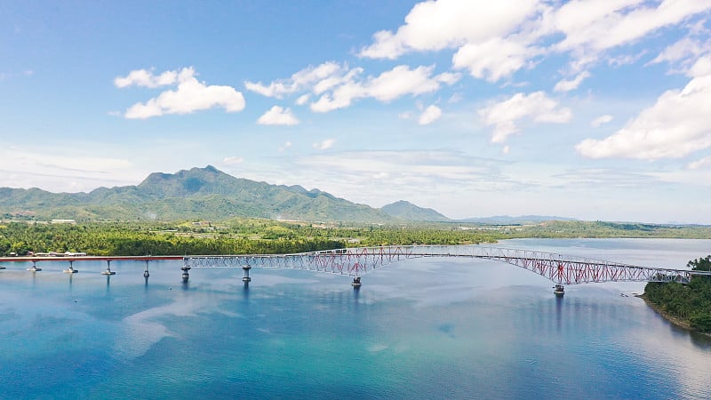 圣胡安尼克桥:菲律宾最长的桥。岛屿之间的公路桥，俯视图。