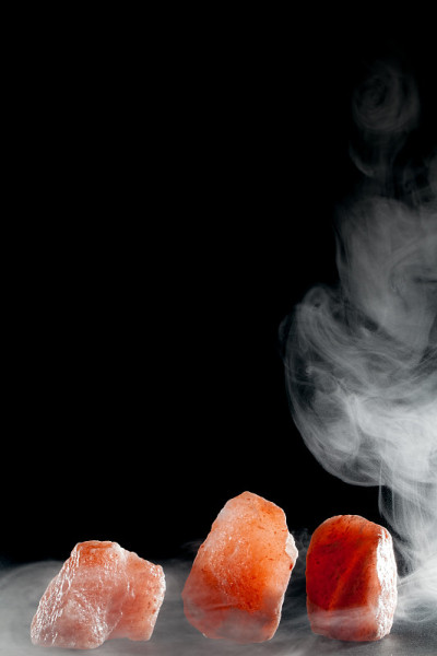 水疗治疗水晶愈合。喜马拉雅盐具有神秘特性的超级食物。