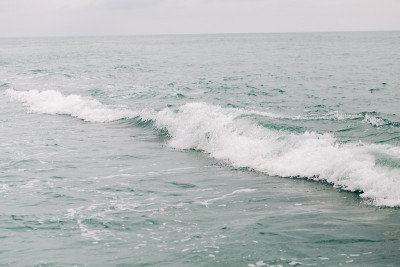 海中翻滚的波浪，自然是海的背景