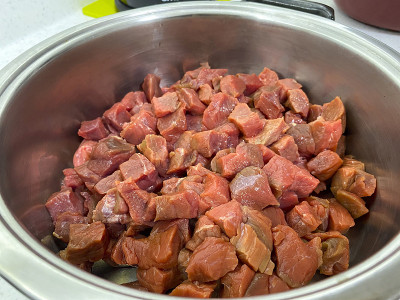 肉在锅里切成小块